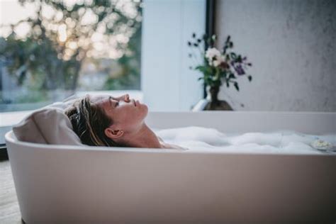 frau nackt in der badewanne